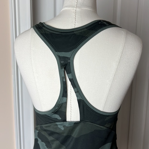 Athleta‎ - Picture 5 of 9